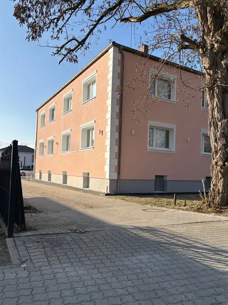 Stilvolles Wohnen nahe Wasser – modernisierte 3-Zimmer-Wohnung mit 73 m² in ruhiger Lage — photo 1
